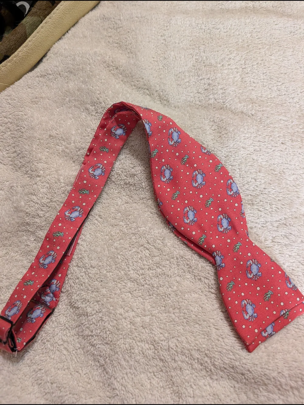 Vineyard Vines 100% Silk Coral Red Self-Tie Bow Tie with Blue Crabs